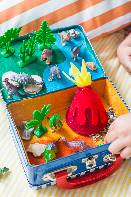 Mini Dino-Welt im Koffer für Unterwegs