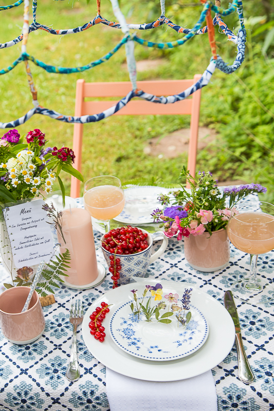 Sommerliche Tischdekoration mit gepressten Blumen