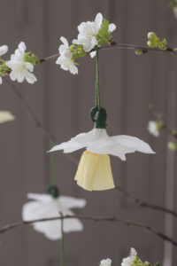 Frühlingshafte Dekoideen mit Papierblumen