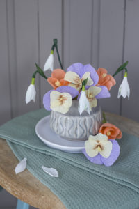Frühlingshafte Dekoideen mit Papierblumen